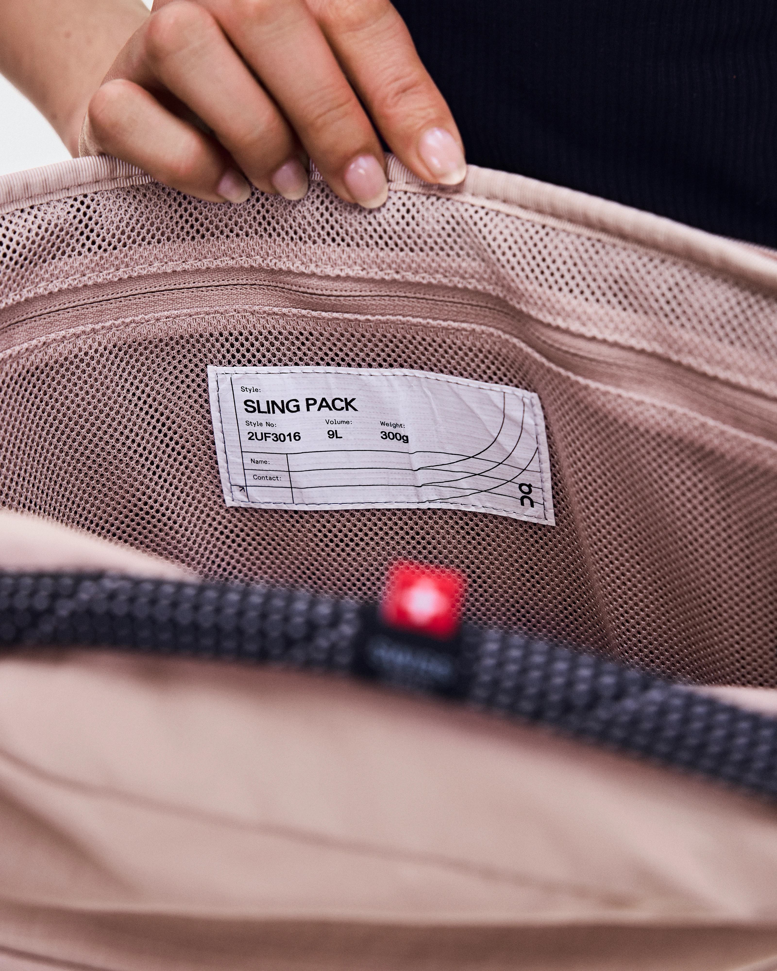 On Sling Pack 9L Biscuit & Black Unisex Bags