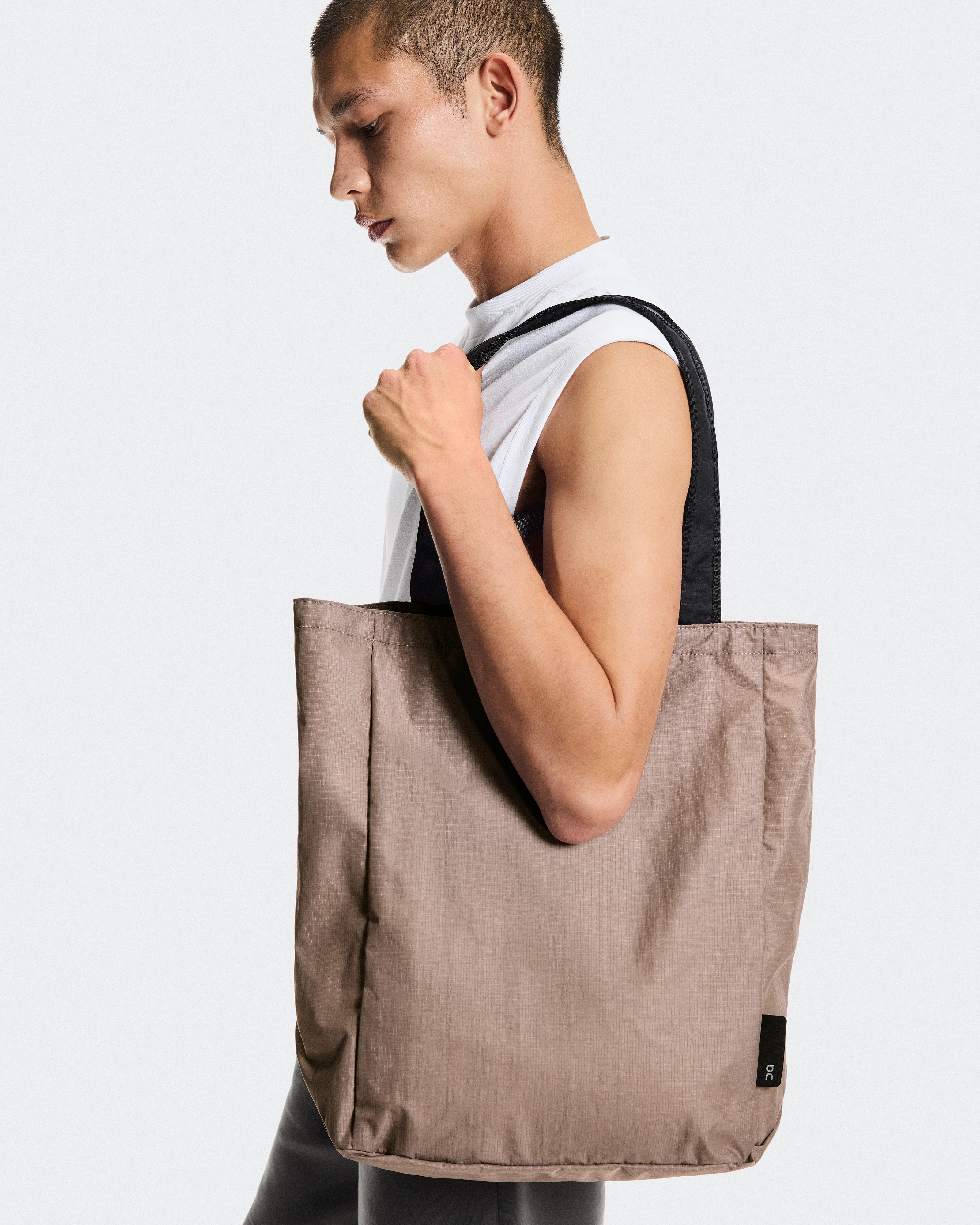 On Tote Pack 25L Cinder & Black Unisex Bags