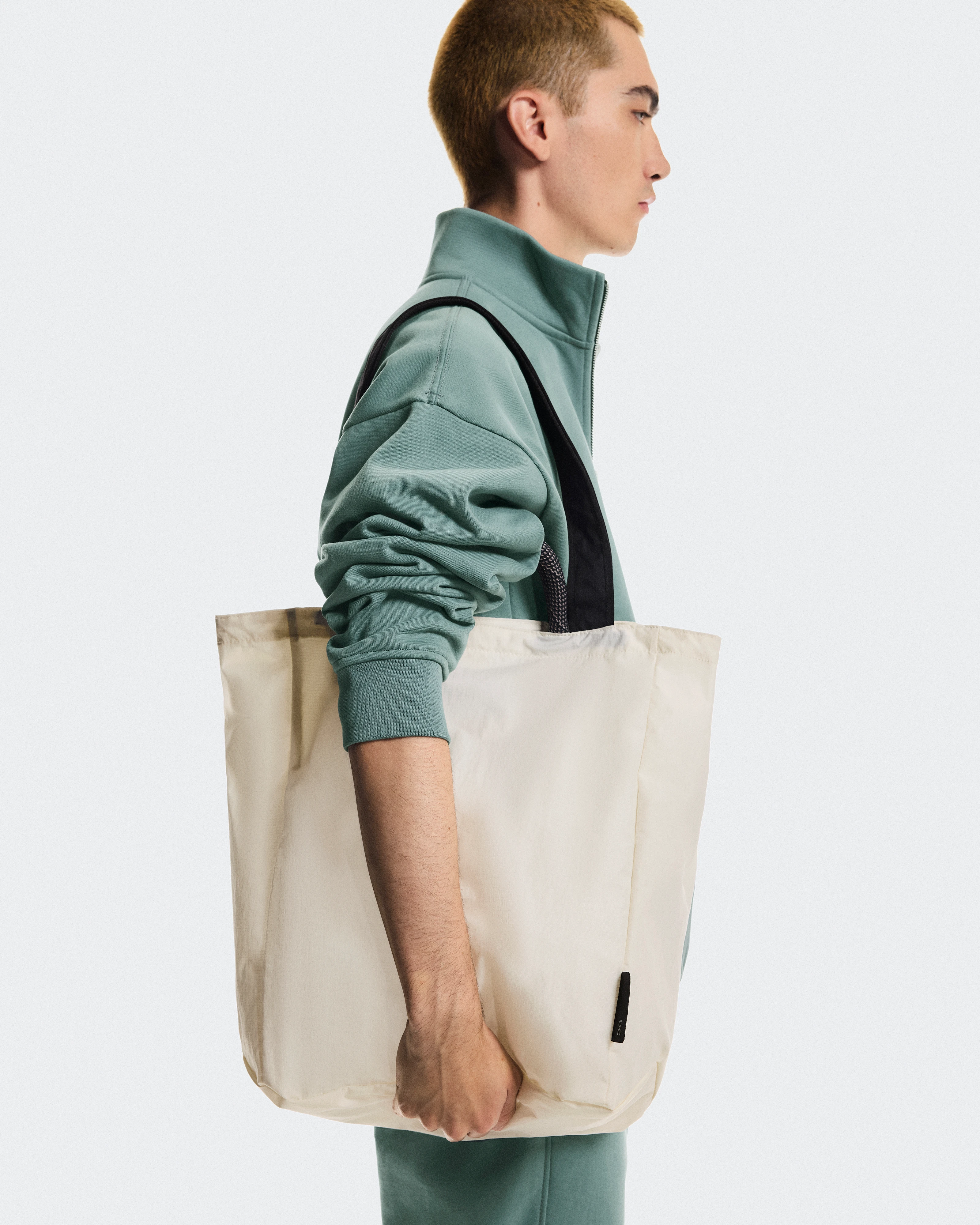 On Tote Pack 25L Cream & Black Unisex Bags