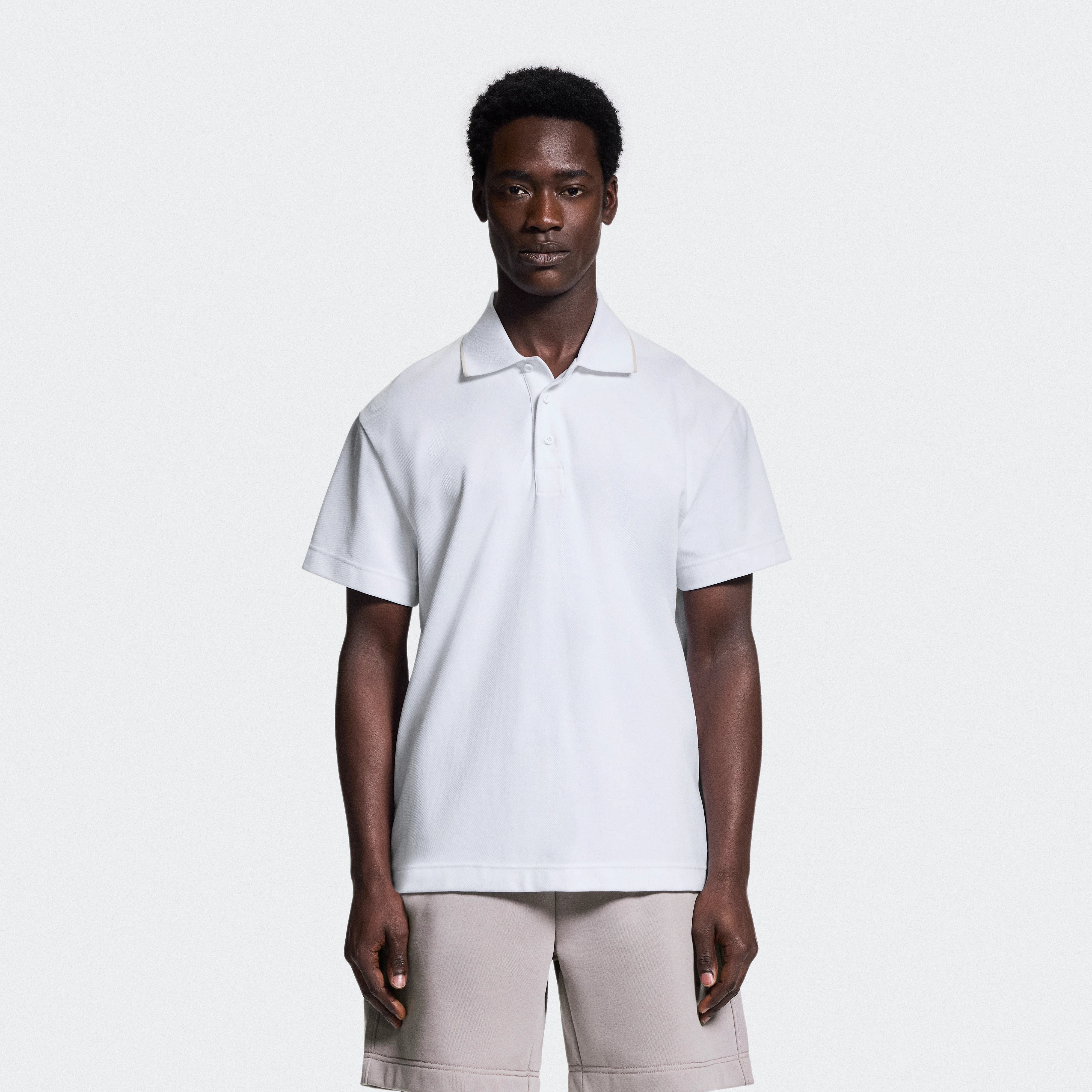 On Courtside Polo White & Sand Men – Tennis lifestyle, courtside, all-day comfort Tops and t-shirts
