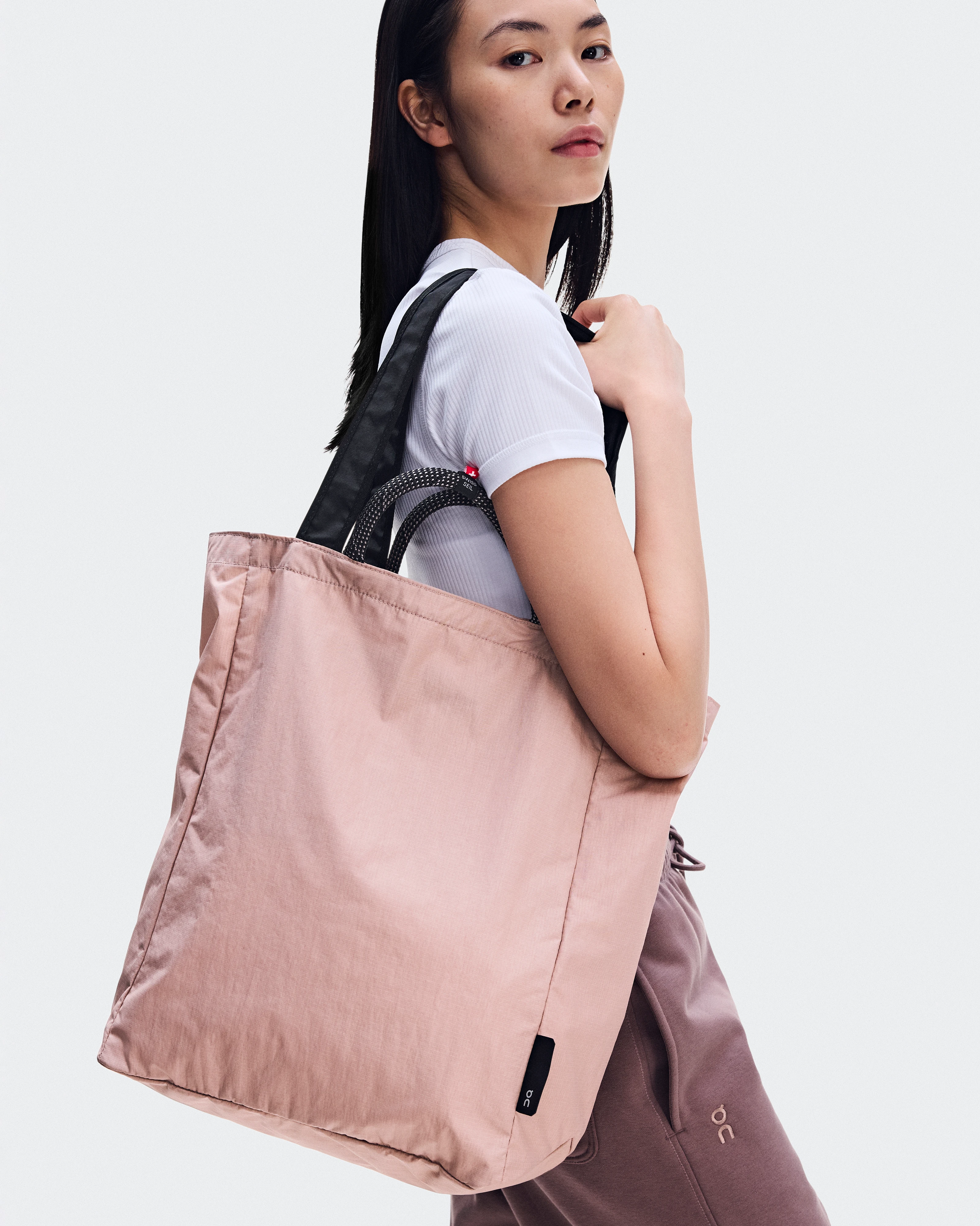 On Tote Pack 25L Biscuit & Black Unisex Bags