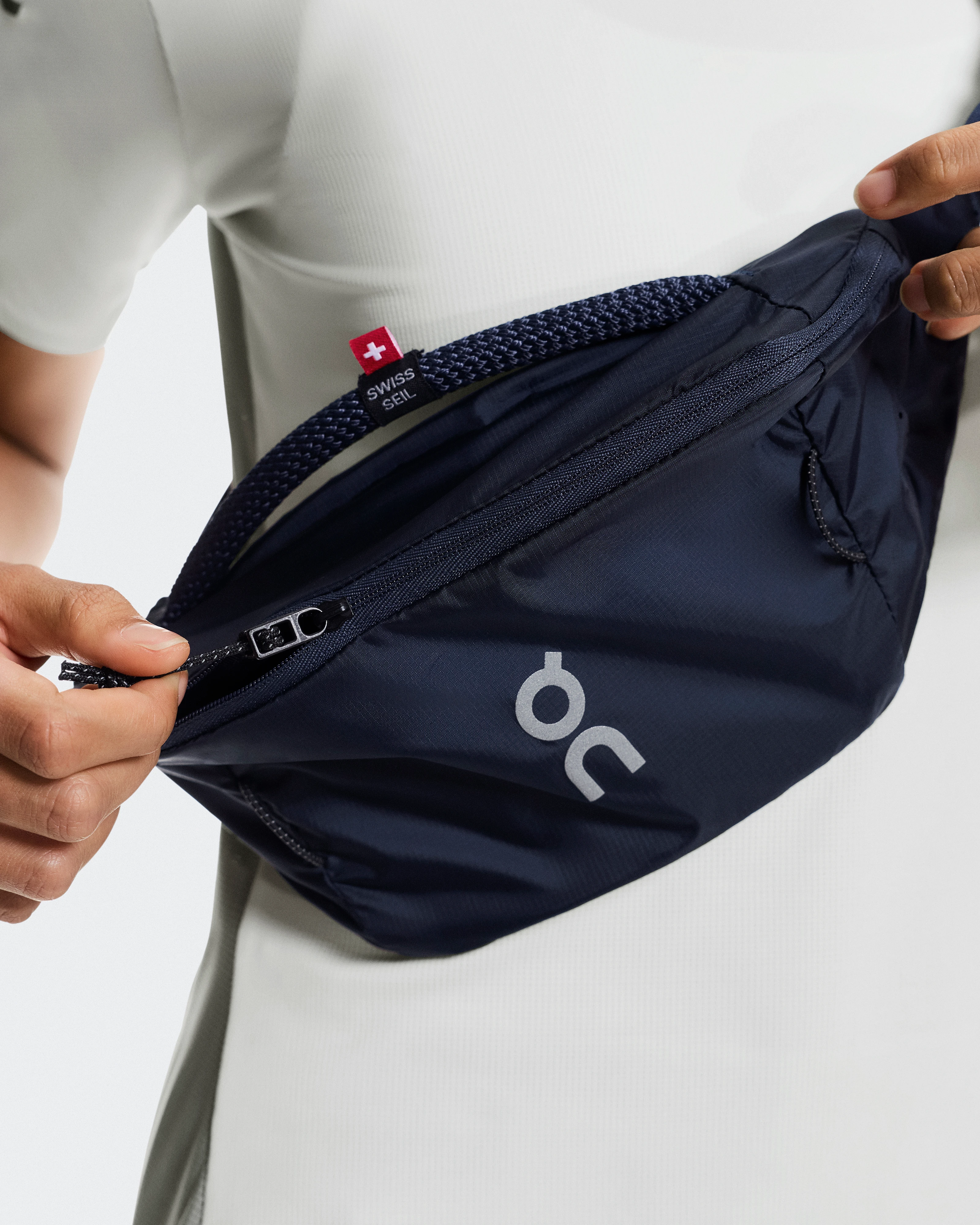 On Waist Pack 2L Lite Navy Unisex Bags