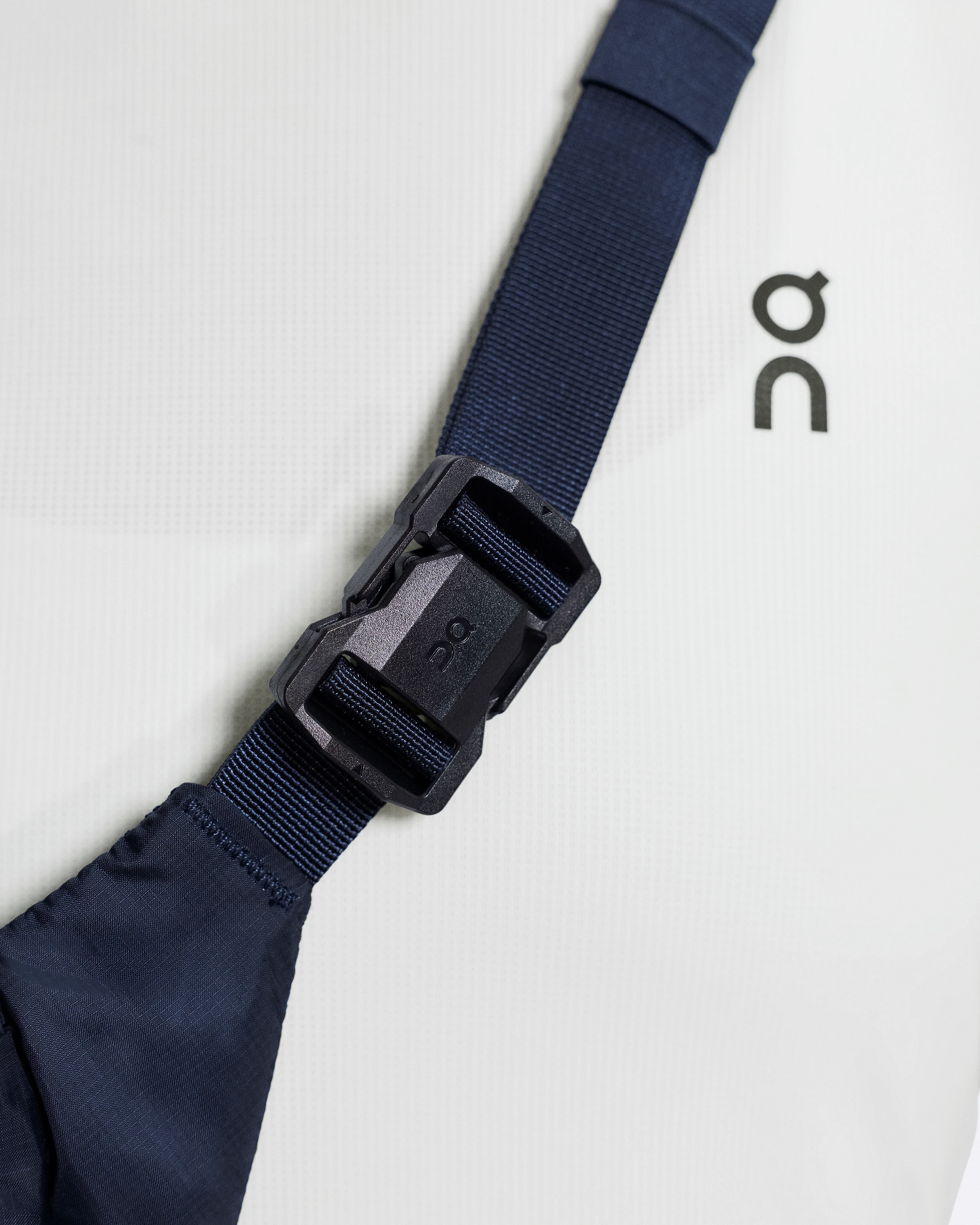 On Waist Pack 2L Lite Navy Unisex Bags