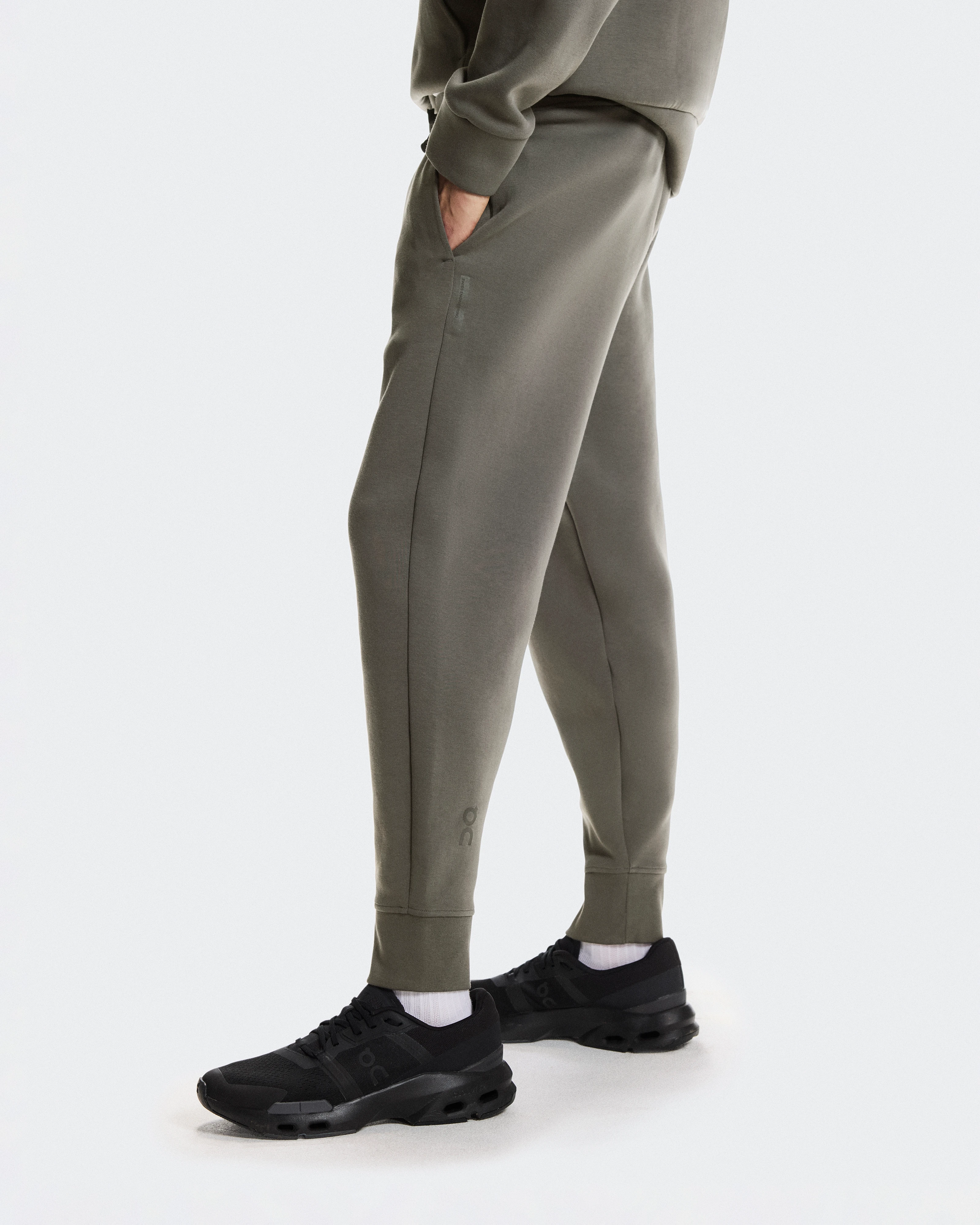 On Focus Tech Sweatpants Shadow Men Pants