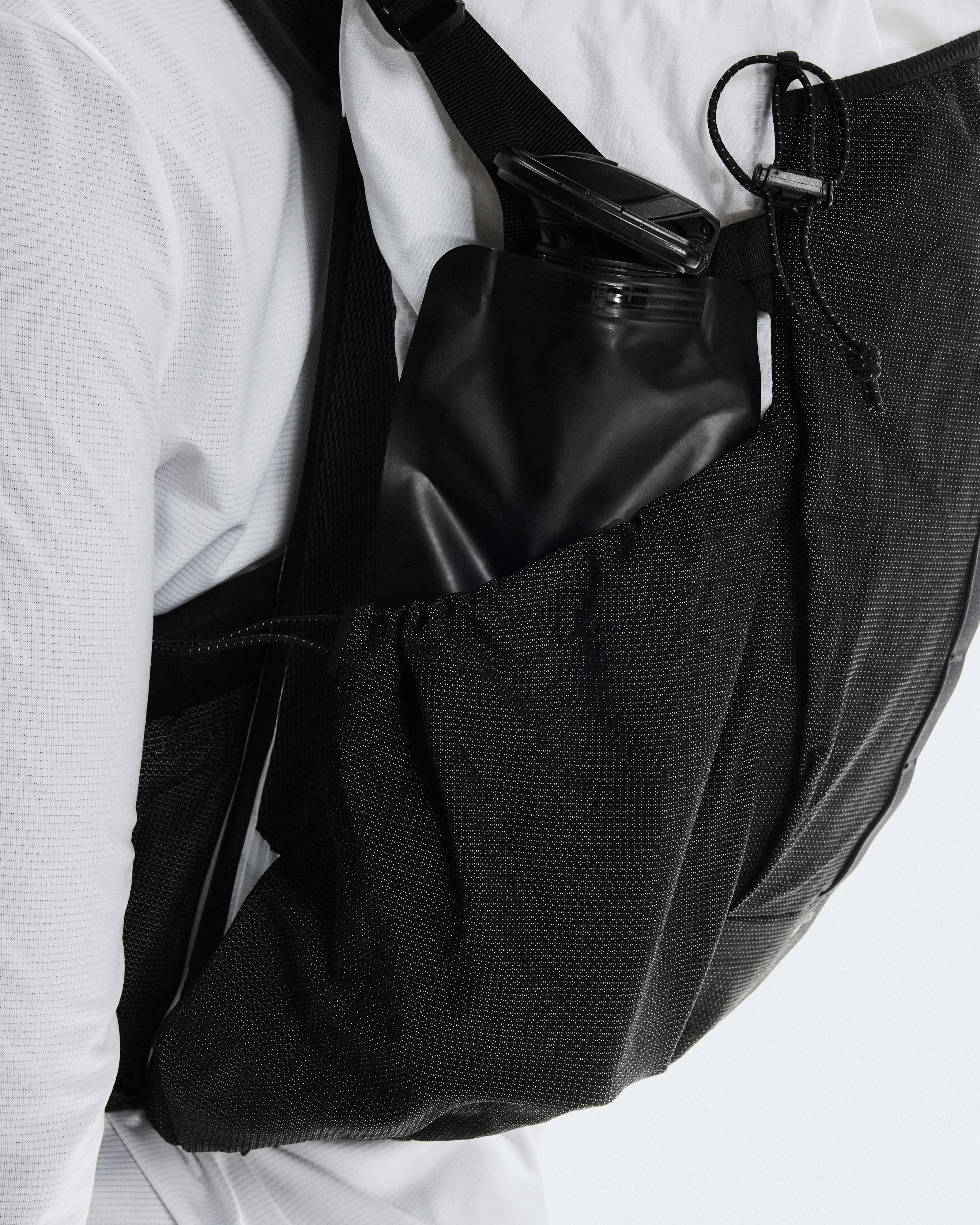 On Trail Pack 20L White & Black Unisex Bags