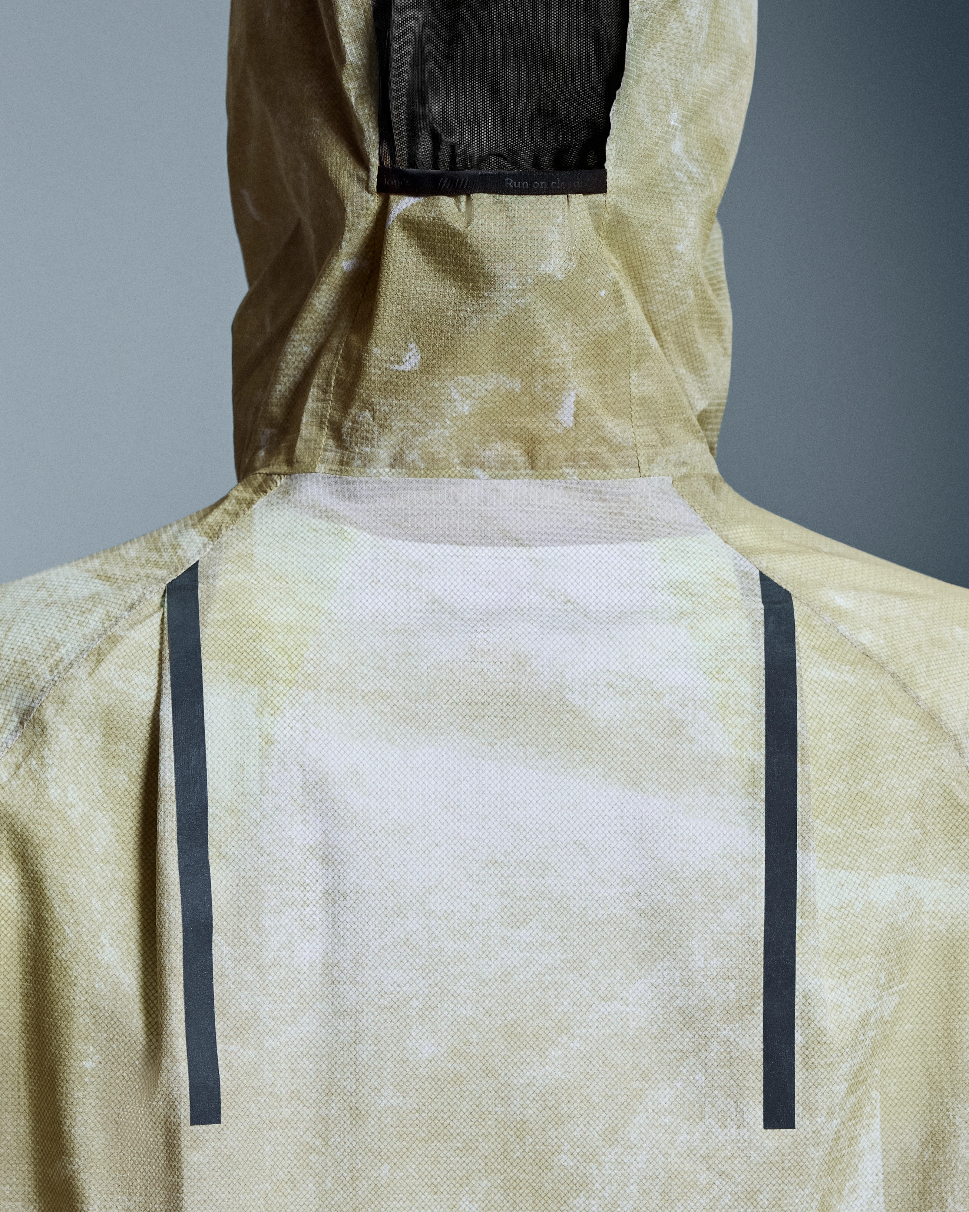 On Ultra Jacket White & Caper Women Jackets