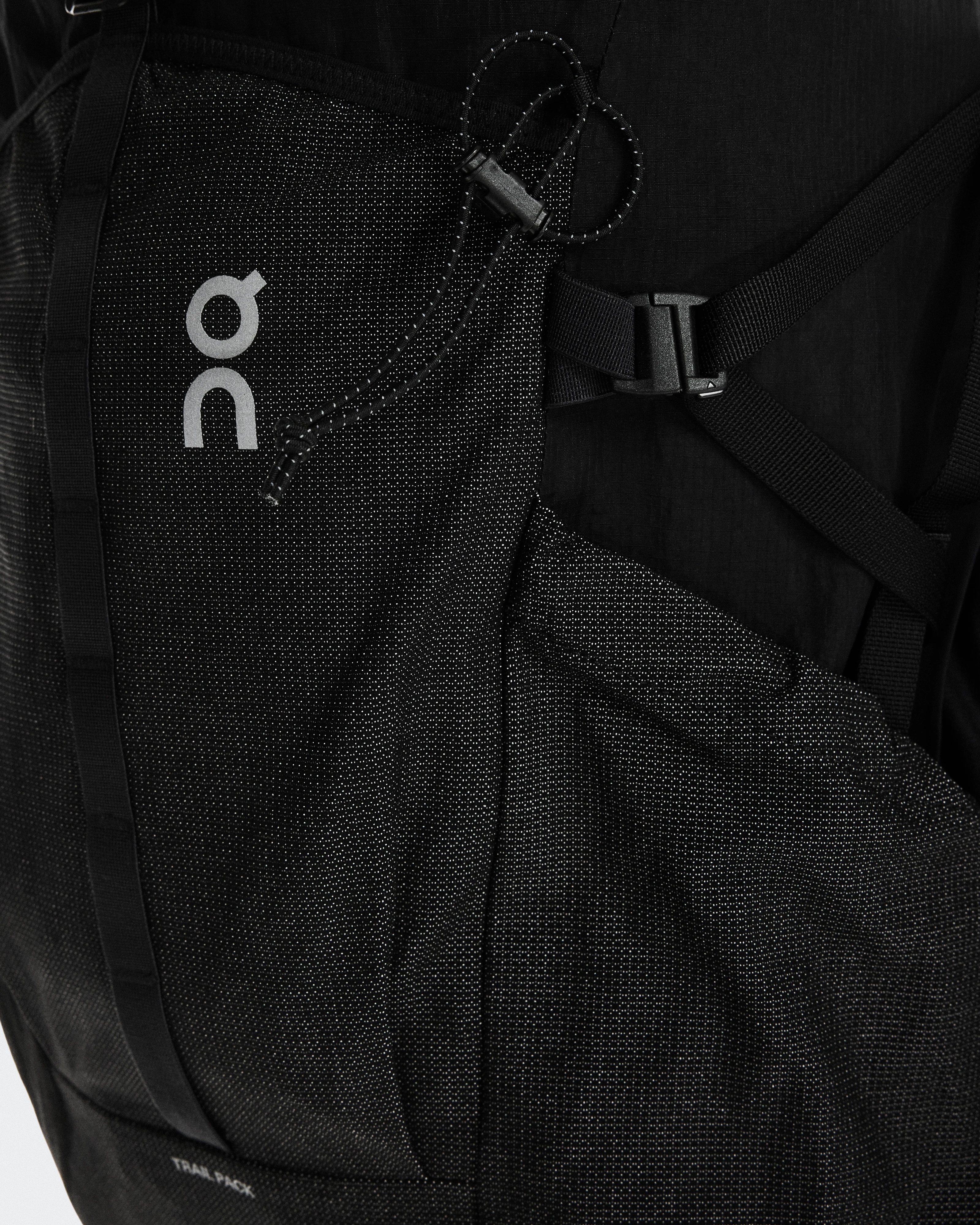On Trail Pack 20L Black Unisex Bags