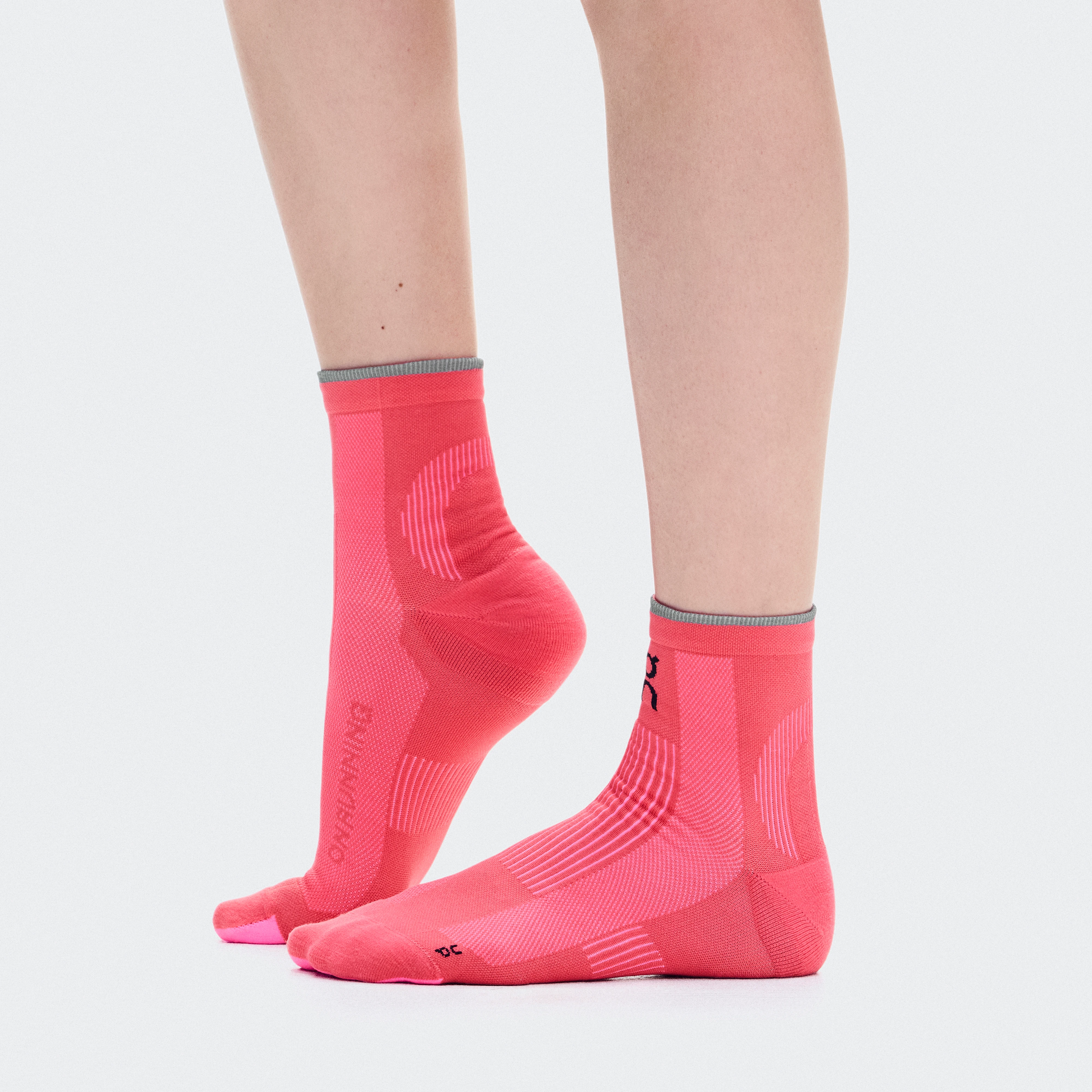 On Elite Run Sock Mid Camellia & Azalea Unisex – Racing, moisture-wicking, breathable Socks