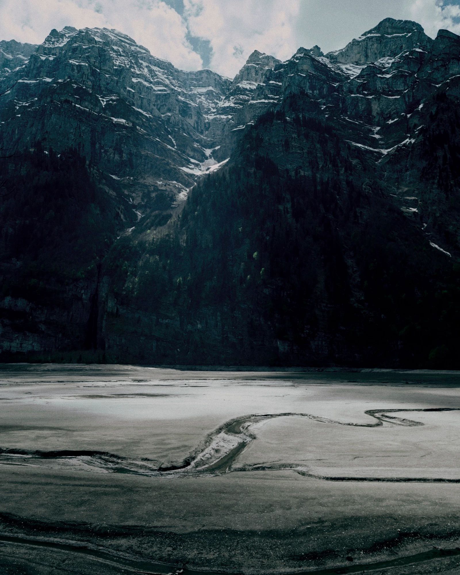 A mountain landscape with a river running through a plain.